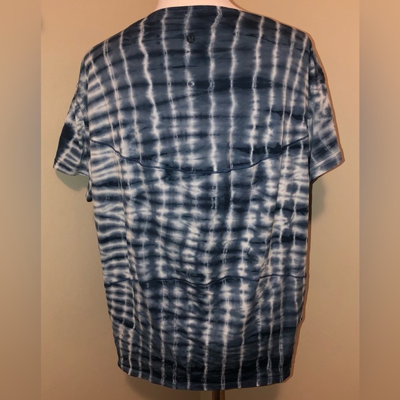 Lululemon Back In Action Shibori Square Ocean Air TR Navy Top NoTag Sz-(P2P-25”) - Picture 2 of 5